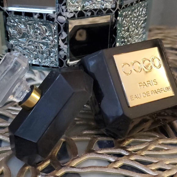 AIRPOD GEN 1 & 2 SILICONE GOLD PERFUME BOTTLE CASE - Picture 2 of 8